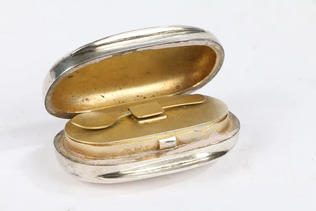 AN UNUSUAL 800 SILVER SNUFF BOX.