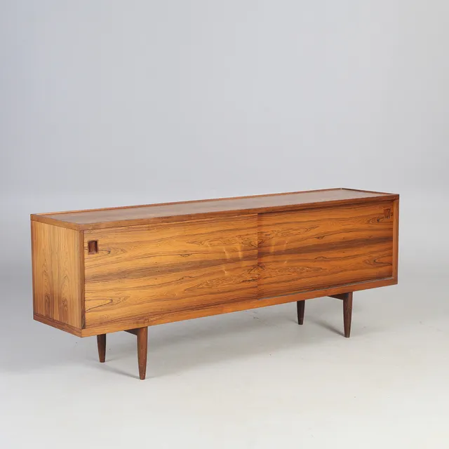 NIELS O. MØLLER (1920-1982). Lav skænk af palisander, model 20.