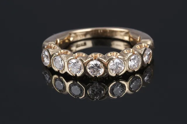 Brillant-alliancering af 18 kt. guld, i alt ca. 0.91 ct