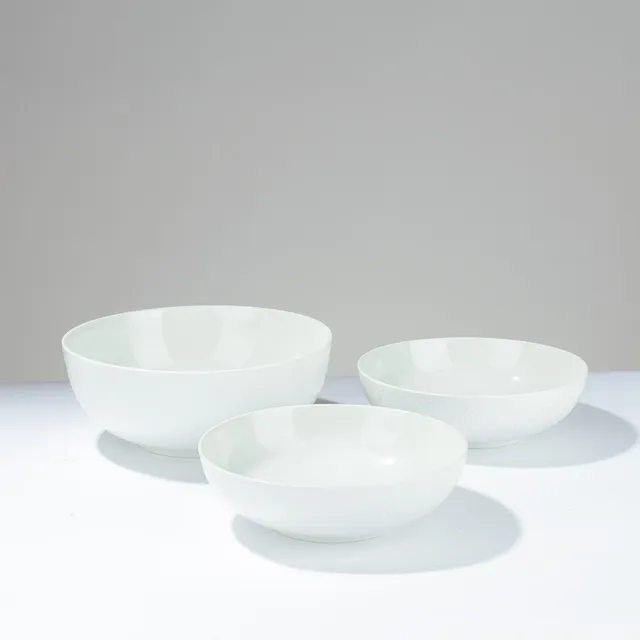 AXEL SALTO. Sæt af tre porcelænsskåle med ydre relieffer i riflet stil, modelnr. 14417/14431, Royal Copenhagen, Danmark, formgivet i 1956, (3).