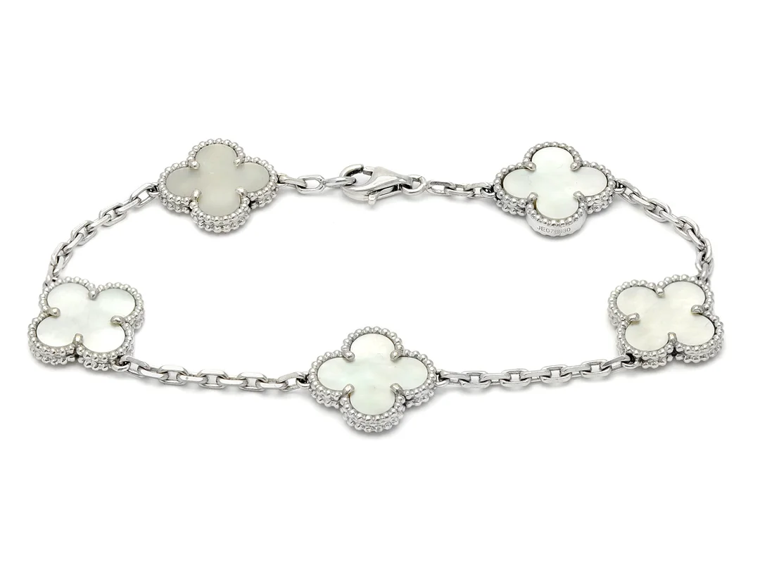 VAN CLEEF & ARPELS, armband, Alhambra vintage, 18K vitguld, pärlemor, certifikat, längd 19 cm, vikt 12,7 g ,originaletui. — Smycken/Armband — Kaplans
