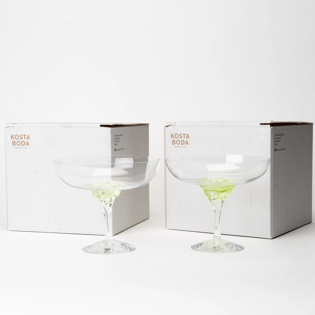 ÅSA JUNGNELIUS. Champagneglas/Coupeglas, 2 st, "Sugar Dandy", Kosta Boda. — Art glass — Auktionshuset Kolonn