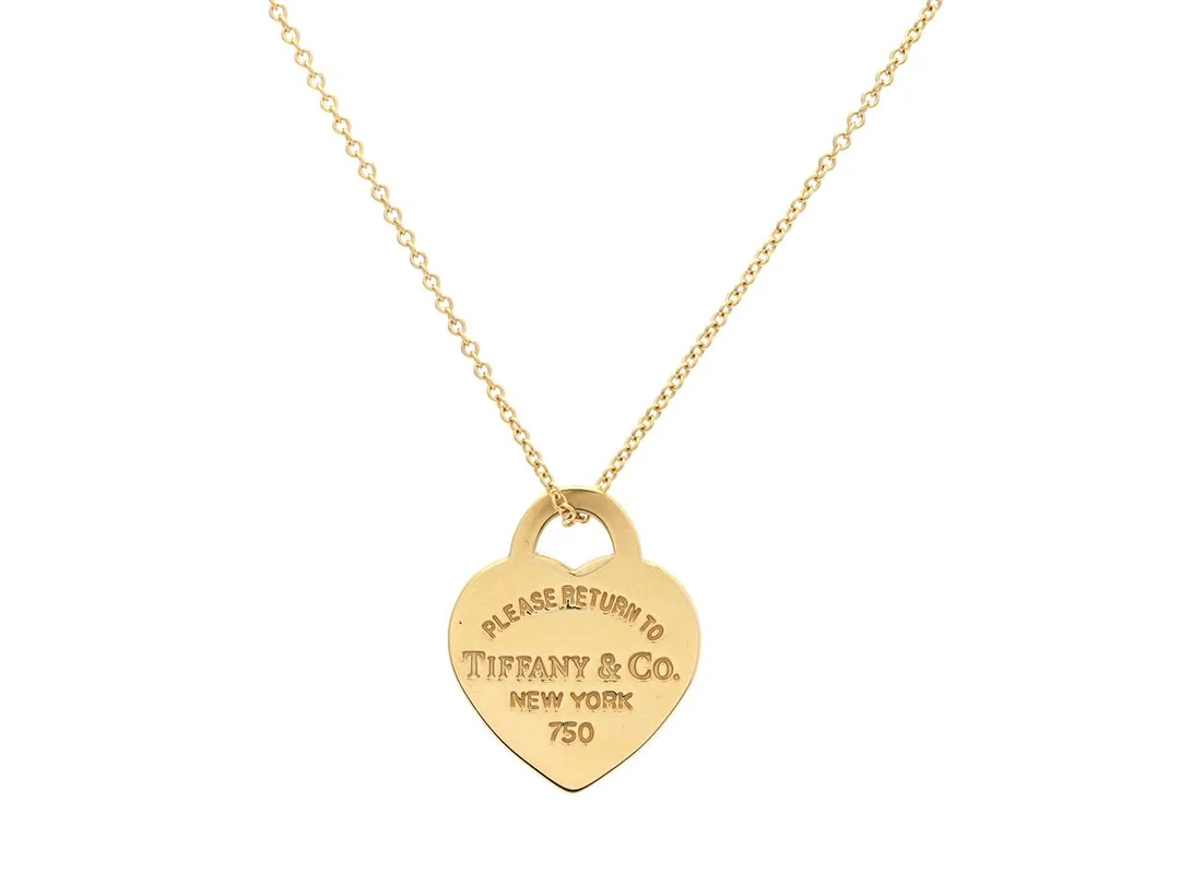 TIFFANY & CO, hänge med kedja, Please Return to Tiffany, 18K guld, längd 45 cm, vikt 5,3 g, originaletui, ytterkartong. — Smycken/Hänge med kedja — Kaplans