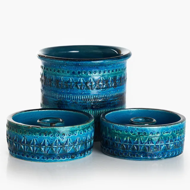 ALDO LONDI. 3 delar, ytterfoder, ett par ljusstakar, "Rimini Blue", Bitossi, Italien, 1960-tal, blåglaserat chamotterat lergods med dekor i relief.