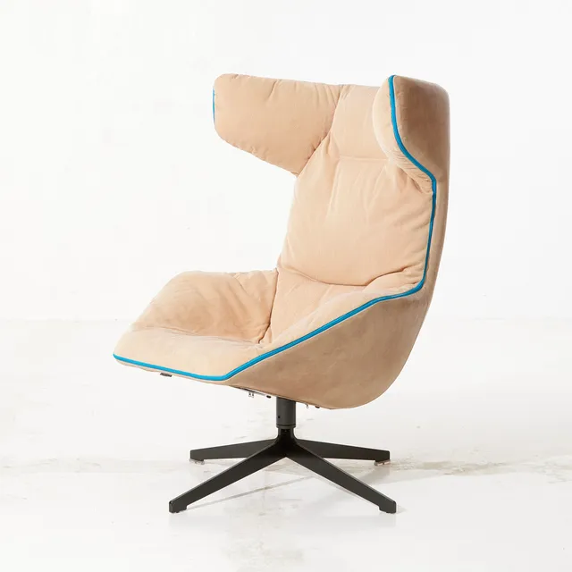 ALFREDO HÄBERLI. Fåtölj, "Take a line for a walk", Moroso, skinn med stoppad dyna, formgivna 2003, etikettmärkt.