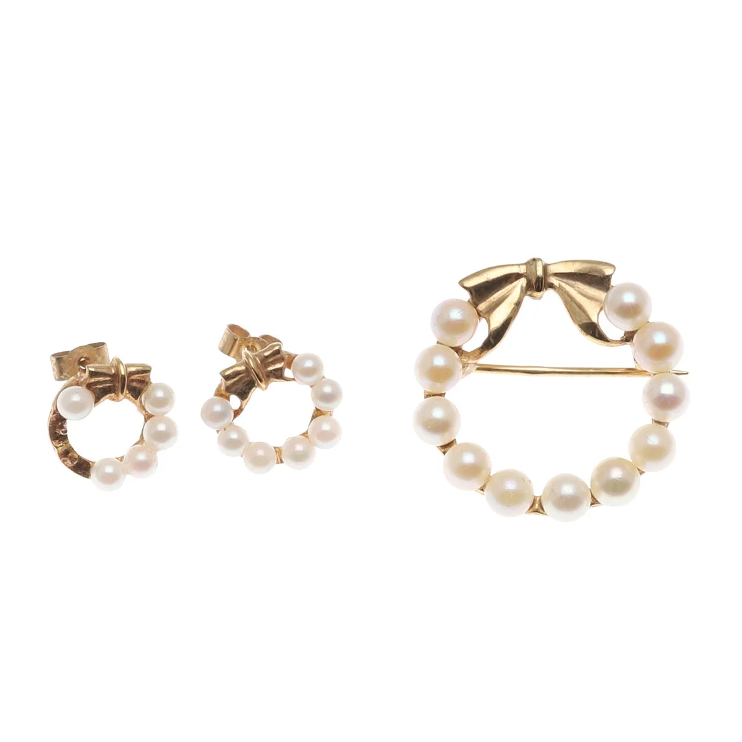 A 9CT GOLD AND CULTURED PEARL BROOCH AND EARRINGS. — Brooches & Pendants — Lawrences Auctioneers