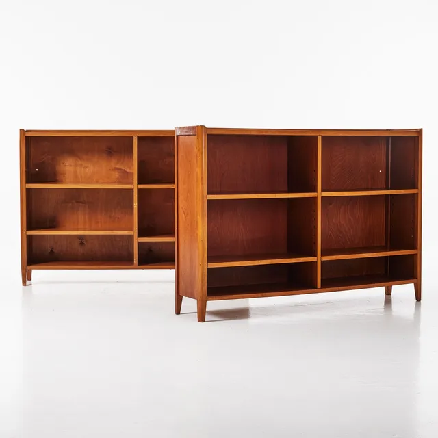 BOKHYLLOR, 2 st, 1940-1950-tal, delvis fanerade i mahogny, justerbara hyllor.