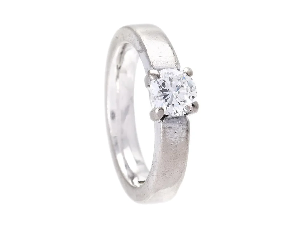 ENSTENSRING, 18K vitguld, briljantslipad diamant ca 0,80 ct, ca TW, skadad, stl 17,75 mm, Kristian Ståhl 2005, vikt 10,6 g. — Smycken/Enstensring — Kaplans