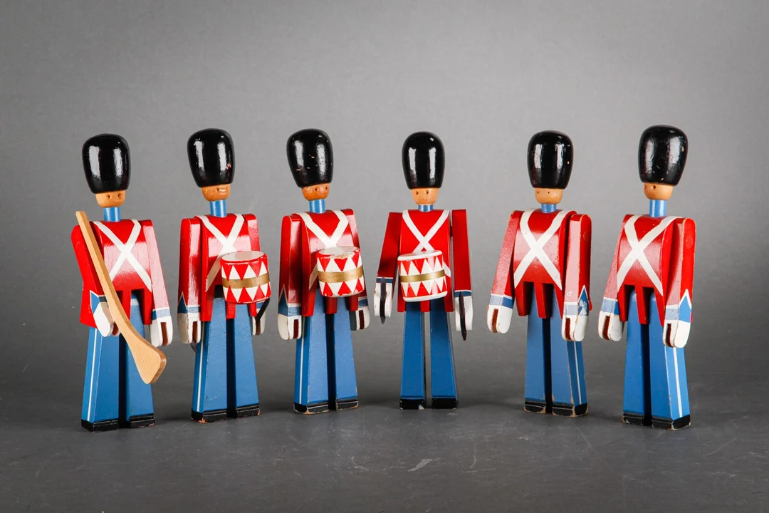Kay Bojesen. Seks gardere af bemalet træ (6) — Hobby and collectibles/Toys — Lauritz