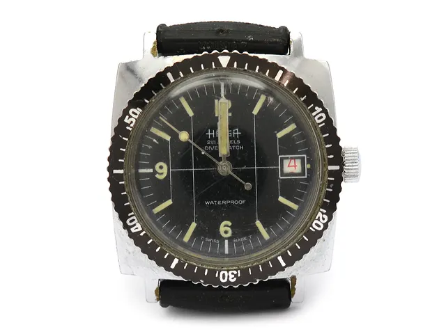 HELSA, Diverwatch, herrur, 35 mm, vitmetall, manuell, plexiglas, datum, skadad urtavla, gummiband (Tropic), ca 1970.