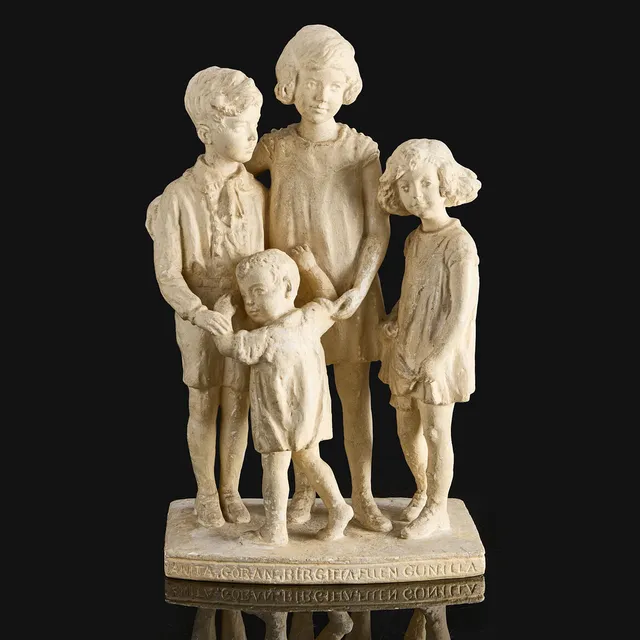 CARL ELDH (1873-1954). Barnaskara, signerad och daterad 1931, märkt på sockel med barnens namn: "Anita, Göran, Birgitta, Ellen, Gunilla". Gips.