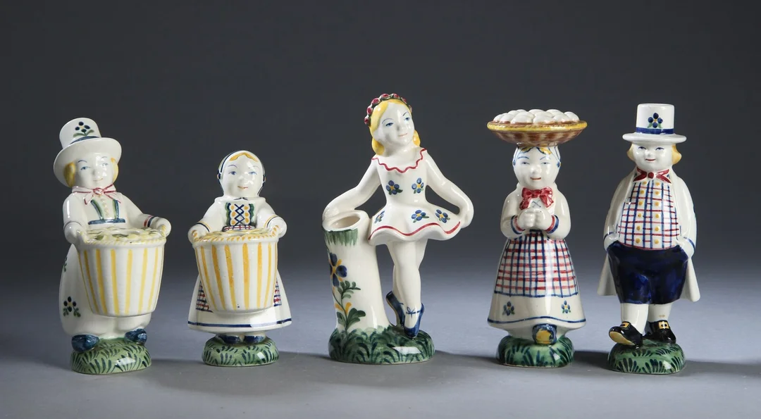 Aluminum. A collection of earthenware Children's Aid Day figurines (5) — Glass, porcelain and ceramics/Figures — Lauritz