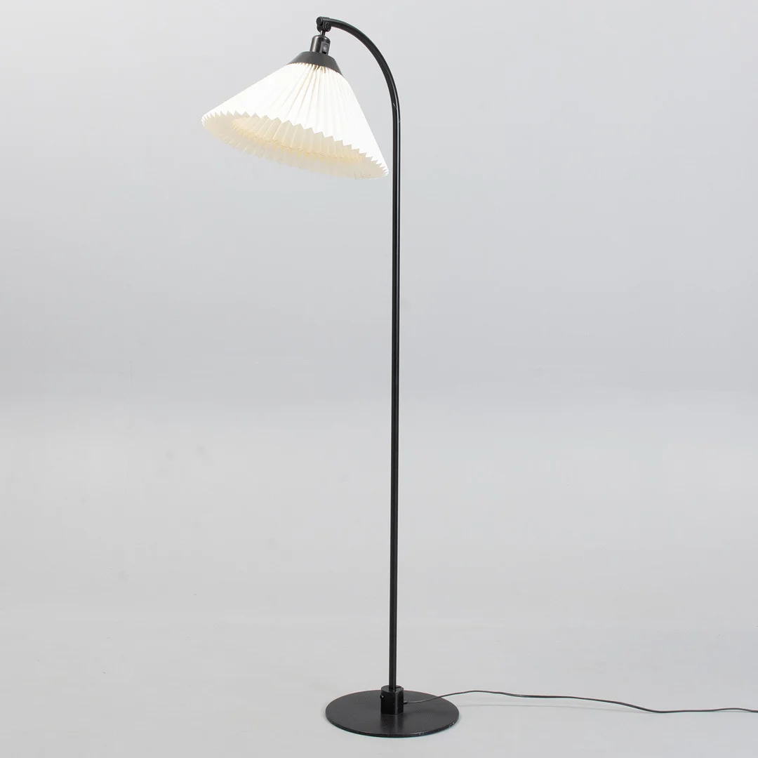 FLEMMING AGGER. Model 368 Gulvlampe, for Le Klint. Danmark. — Floor lights — Sørensen Auktioner