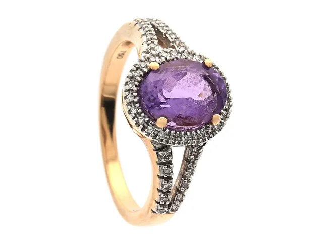 RING, 18K guld, ametist, åttkantslipade diamanter ca, stl 18,25 mm, vikt 4,7 g.