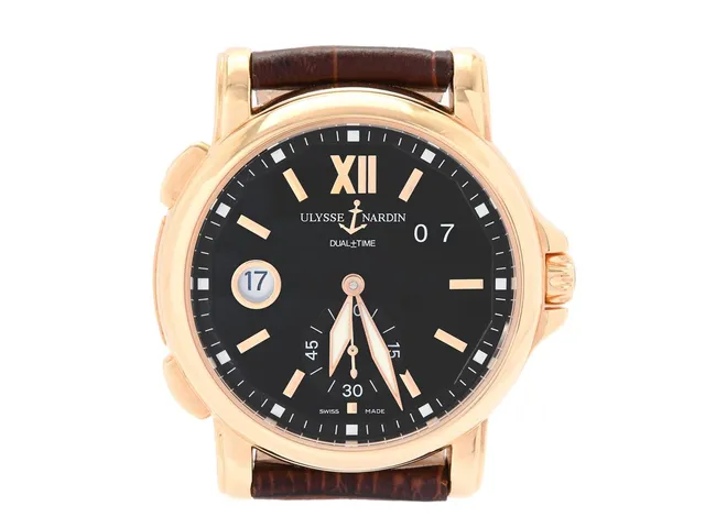 ULYSSE NARDIN, Dual Time GMT, Cal UN024 (ETA 2892A2), Verk nr. 252213, Serie nr. 1102, Boett nr. 246-55, herrur, 42 mm, 18K guld, automatisk (rotor i 22K guld), safirglas (nagg), datum, liten sekundvisare, 24-timmarsvisning, två tidszoner, glasbaksida, läderband, servad januari 2025, ca 2010, box.