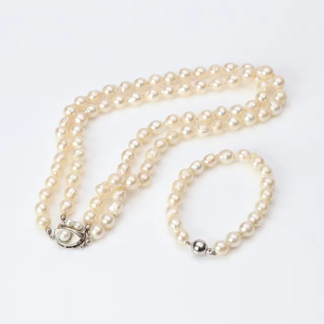 COLLIER OCH ARMBAND. Odlade pärlor, lås i silver.