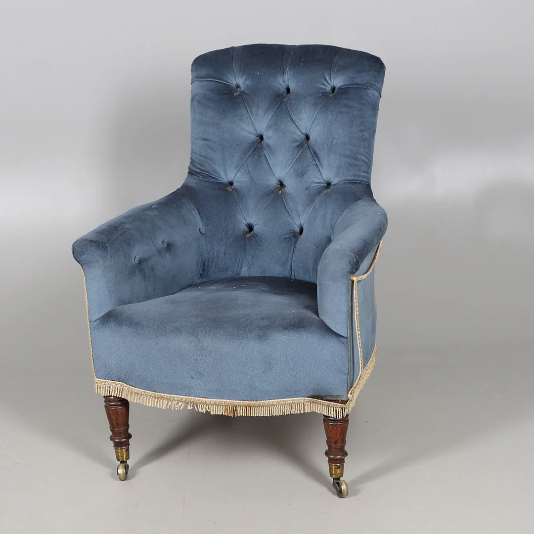 A VICTORIAN ROSEWOOD FRAMED BUTTON BACK ARMCHAIR. — Armchairs & Chairs — Lawrences Auctioneers