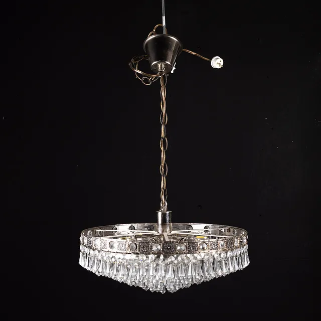 TAKLAMPA, plafond behängd med prismor, metall, omkring 1900-talets mitt.