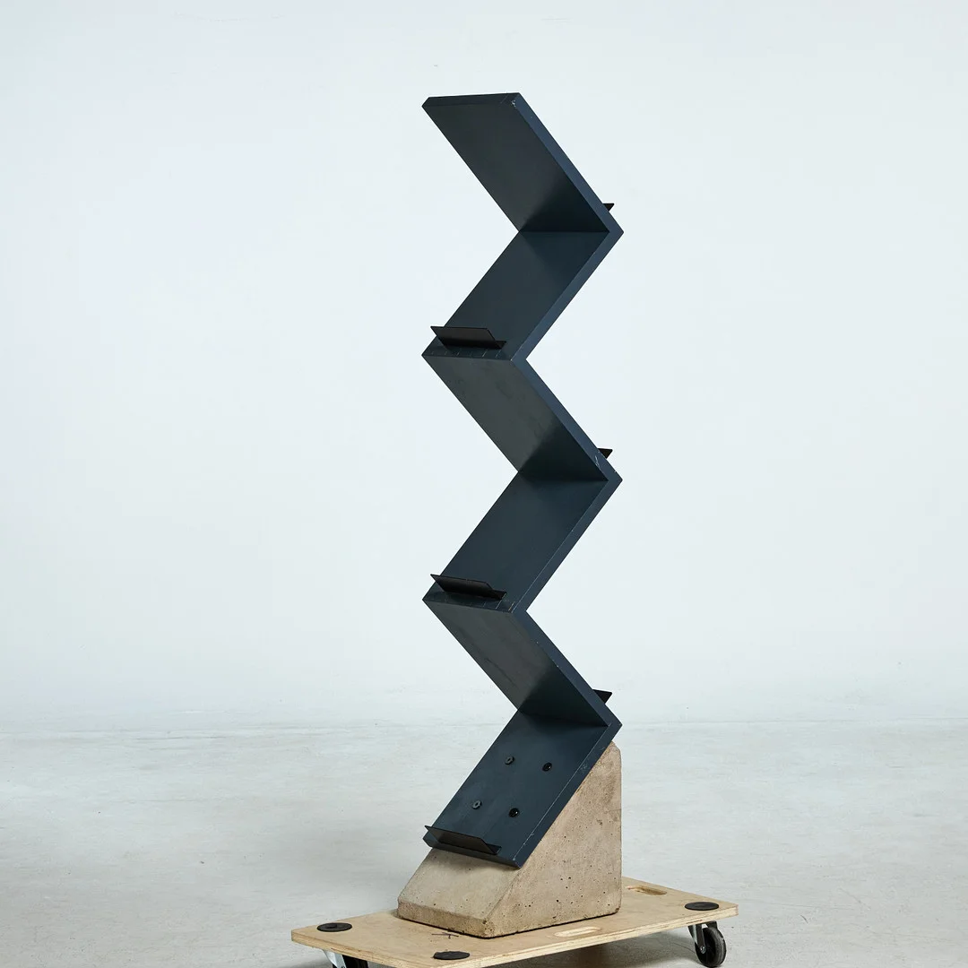 JONAS BOHLIN. "Zink", tidningsställ, Källemo, sockel i betong, blåmålat trä, modellen formgiven 1984. — Cupboards, Cabinets & Shelves — Stockholms Auktionsverk Sickla