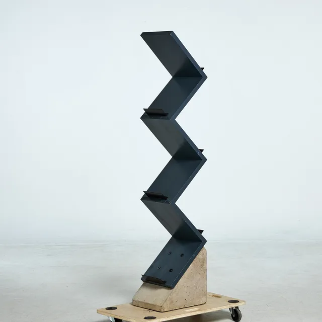 JONAS BOHLIN. "Zink", tidningsställ, Källemo, sockel i betong, blåmålat trä, modellen formgiven 1984.