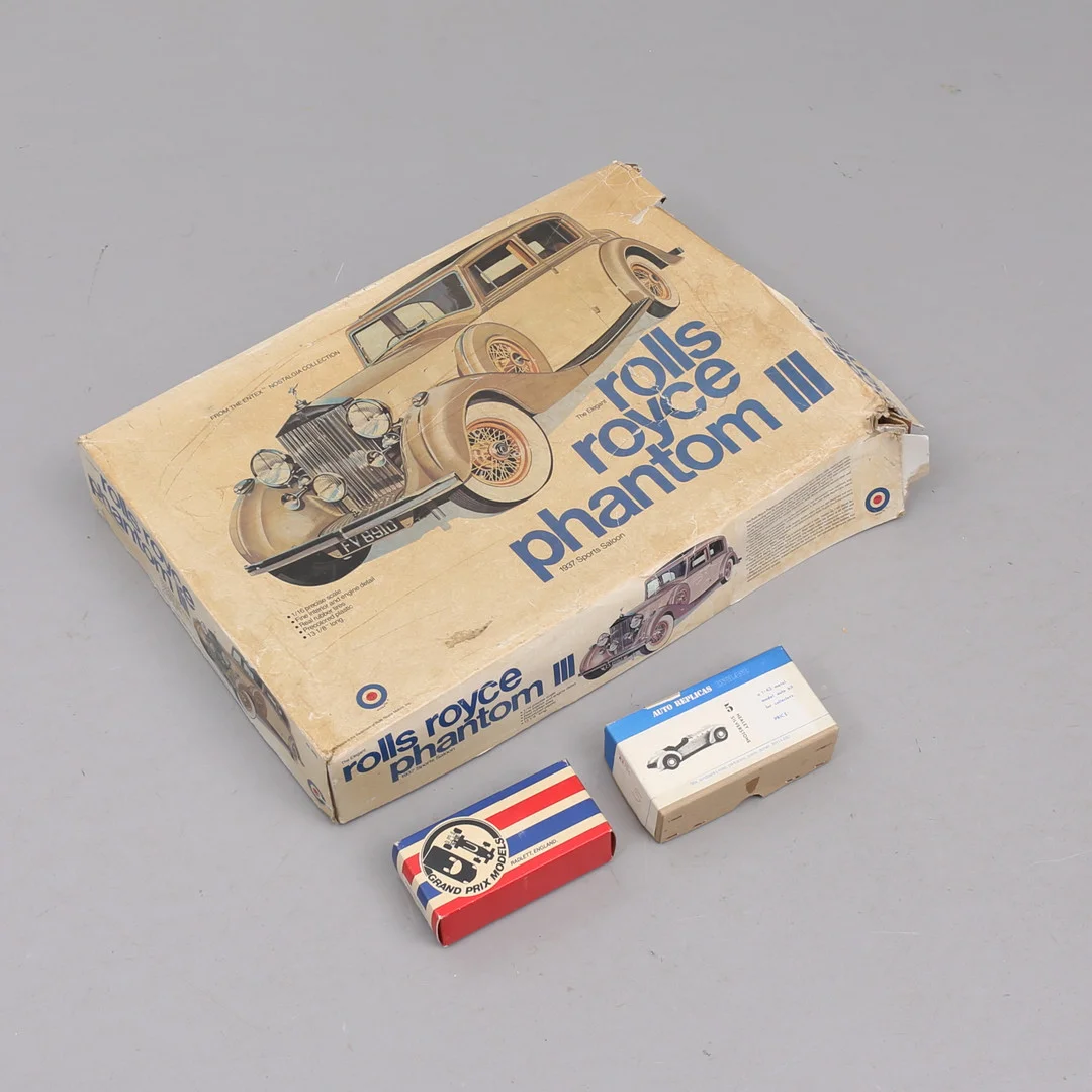 MODELLBYGGSATSER, 3 st, Rolls Royce Phantom III 1973, 1:16, Healey Silverstone 1:43, Austin Healey 3000. — Model cars — Auktionshuset Thelin & Johansson