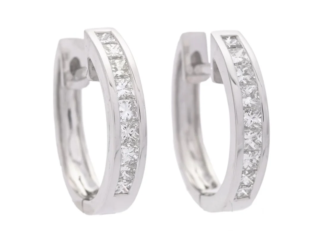 ÖRHÄNGEN, 18K vitguld, 18 prinsesslipade diamanter 0,27 ctv, ca W-TCr/VS-SI, höjd 14 mm, vikt 2,3 g. — Smycken/Örringar — Kaplans
