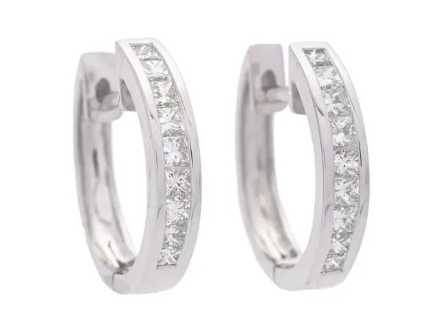 ÖRHÄNGEN, 18K vitguld, 18 prinsesslipade diamanter 0,27 ctv, ca W-TCr/VS-SI, höjd 14 mm, vikt 2,3 g.