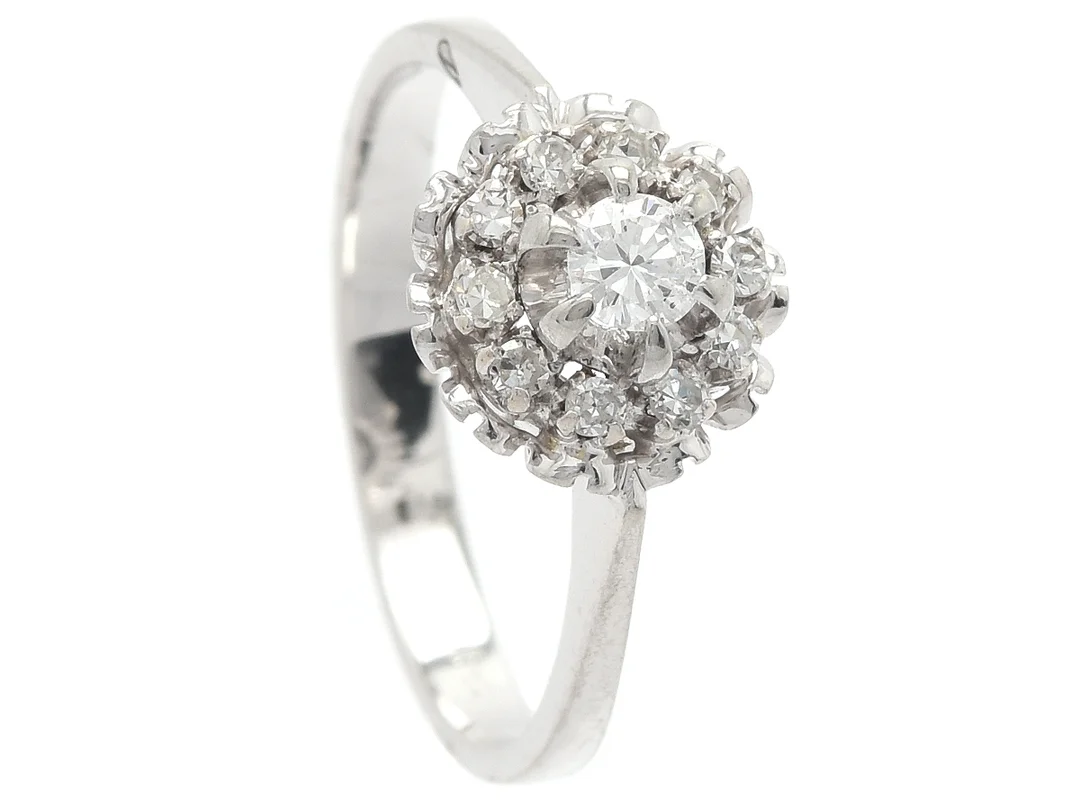CARMOSÉRING, 18K vitguld, 11 briljant- och åttkantslipade diamanter ca 0,35 ctv, ca TW-W/VS-SI, stl 17,5 mm, vikt 3,4 g, två åttkantslipade diamanter är skadade. — Smycken/Carmoséring — Kaplans