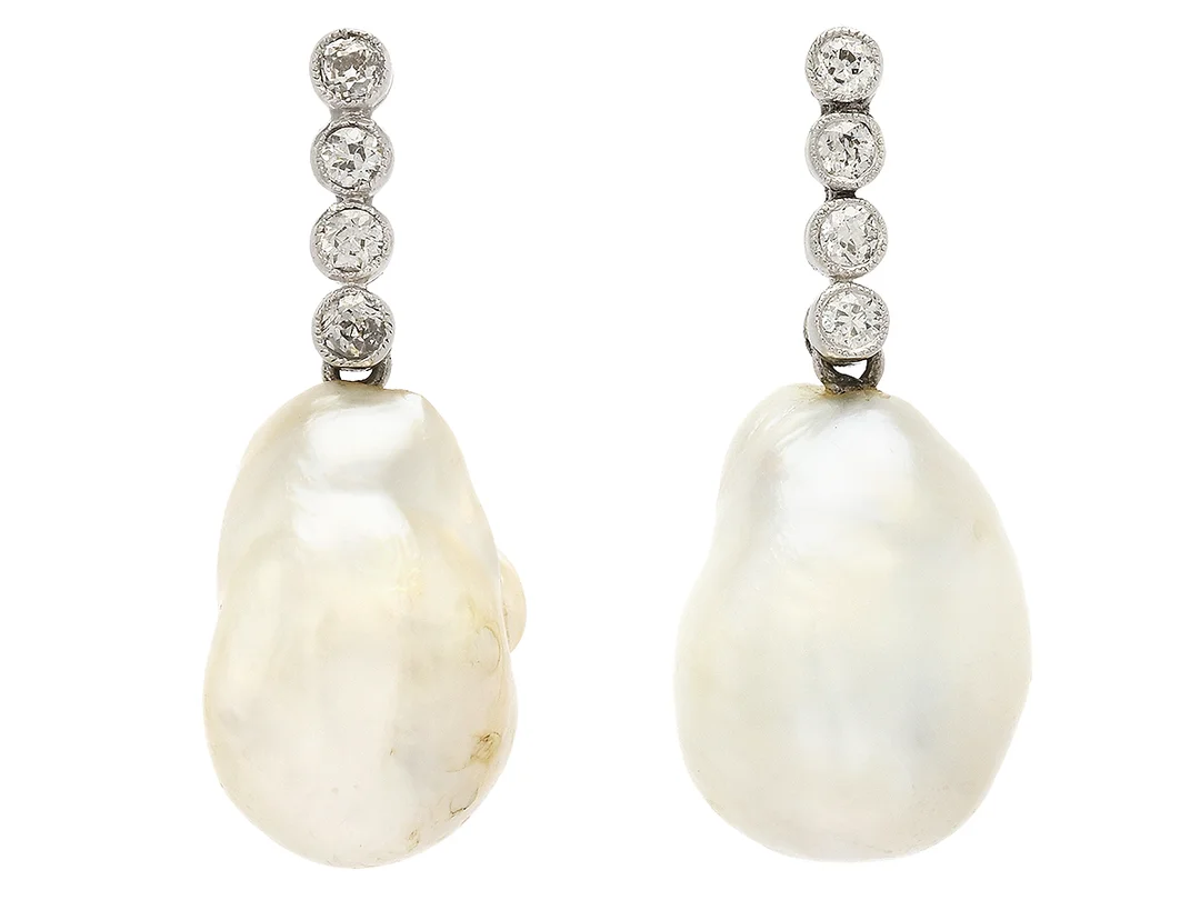 PÄRLÖRHÄNGEN, platina, odlade barocka pärlor ca 14,5x10 mm, 8 gammalslipade diamanter ca 0,20 ctv, ca TW-TCr(G-I)/VS-SI, höjd 25 mm, vikt 6,3 g, stift och snurrebussar i 18K vitguld. — Smycken/Pärlörhängen — Kaplans