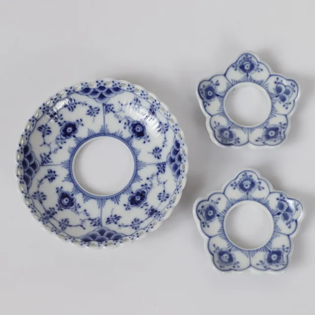 LJUSMANSCHETTER, 3 stycken, "Musselmalet", porslin, Royal Copenhagen, Danmark.