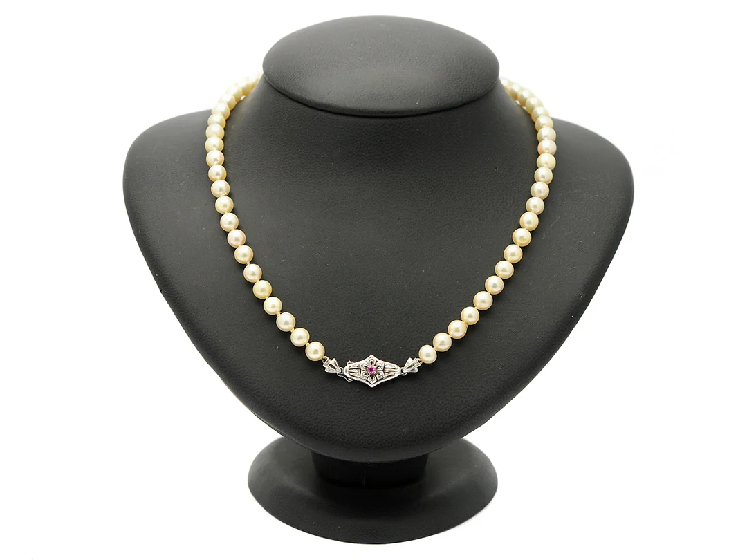 PÄRLCOLLIER, odlade pärlor ca 5,5 cm, vitguldslås med rubin, skadad, längd 42 cm. — Smycken/Pärlcollier — Kaplans