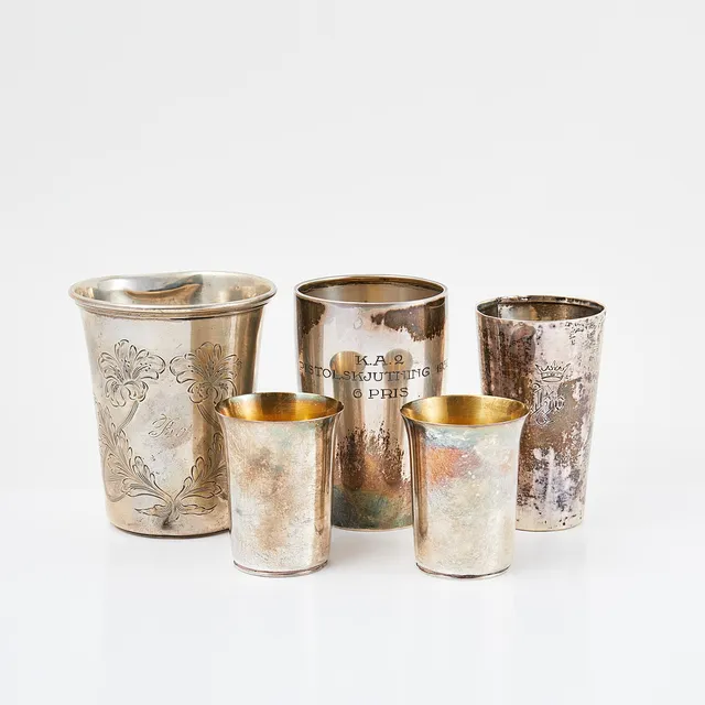 BÄGARE, 5 st, silver, delvis invändigt förgyllda, bl.a. Guldsmedsaktiebolaget, Stockholm, 1900-talets första hälft.
