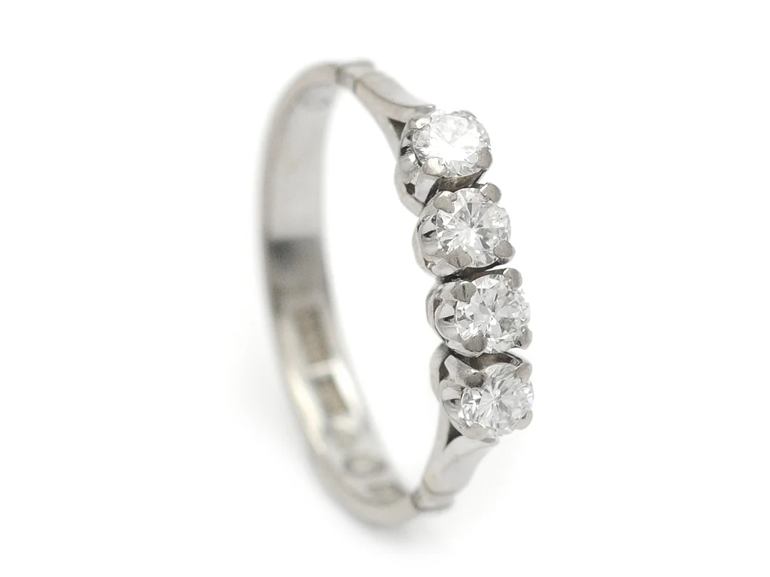 ALLIANSRING, 18K vitguld, 4 briljantslipade diamanter 0,42 ctv, ca W(H)/VVS, Gunnar Guldsmedja Stockholm 1976, stl 16,75 mm, vikt 2,7 g, en diamant med skada på rondisten, slitna klor. — Smycken/Alliansring — Kaplans