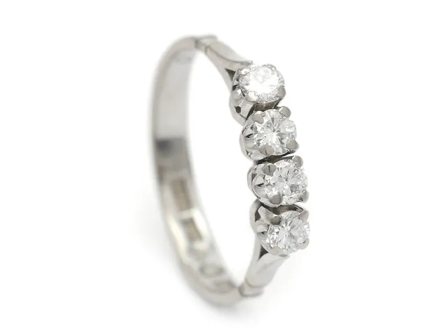 ALLIANSRING, 18K vitguld, 4 briljantslipade diamanter 0,42 ctv, ca W(H)/VVS, Gunnar Guldsmedja Stockholm 1976, stl 16,75 mm, vikt 2,7 g, en diamant med skada på rondisten, slitna klor.
