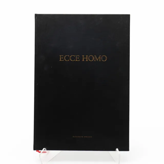 FOTO. BOKEN TILL ELISABETH OHLSONS UPPMÄRKSAMMADE UTSTÄLLNING ECCE HOMO 1998. NUMRERAT EXEMPLAR I FÖRSTA UPPLAGAN.
