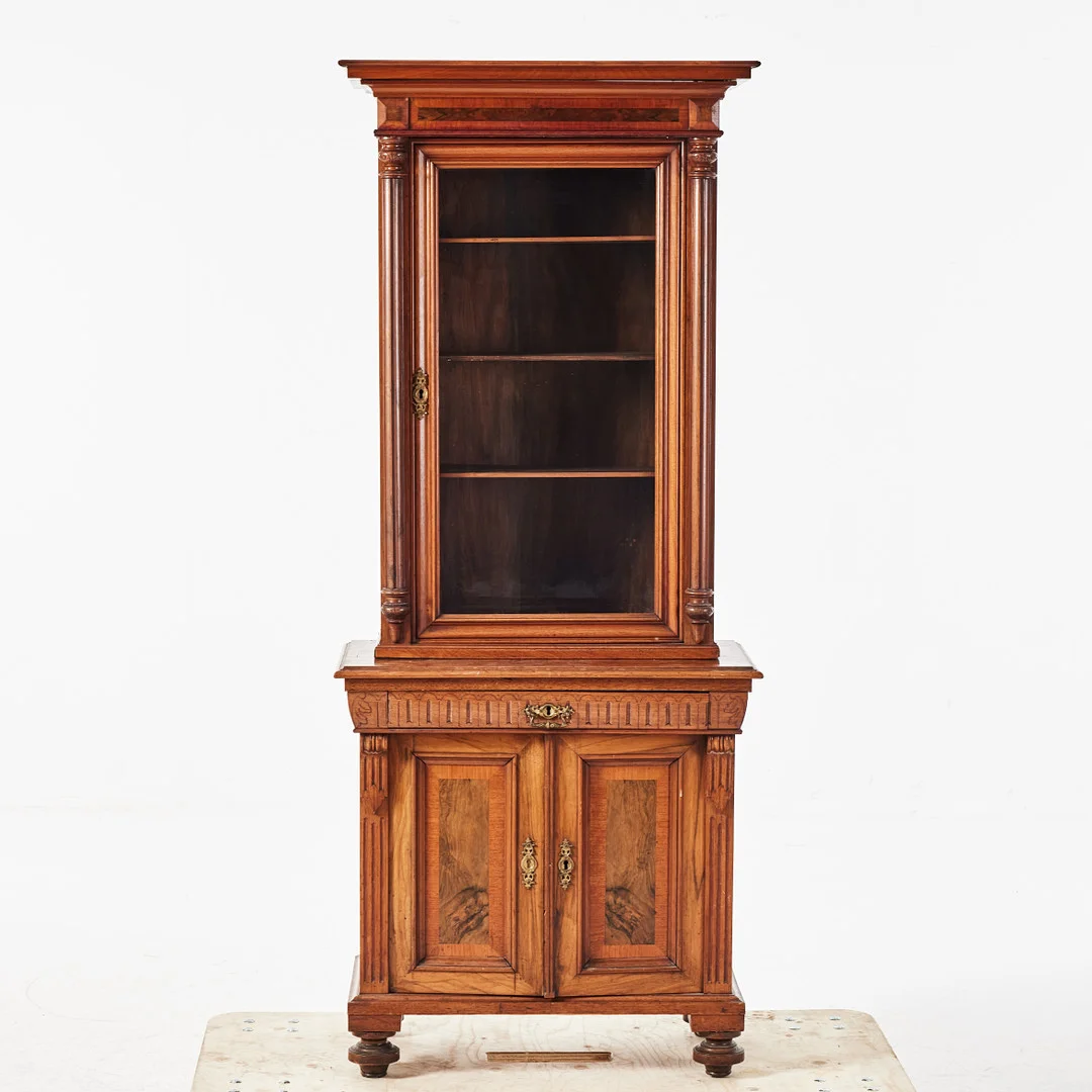 BOKSKÅP, nyrenässans, 1800-talets slut, fanerat i valnöt och rot. — Cupboards, Cabinets & Shelves — Stockholms Auktionsverk Magasin 5