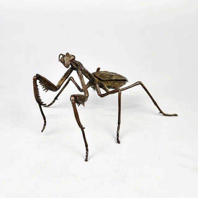 BRONZE ARTICULATED MODEL OF A PRAYING MANTIS.