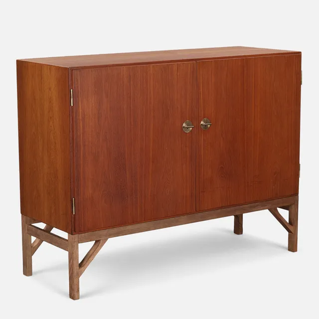 BØRGE MOGENSEN (1914–1972). Skænk af teaktræ med greb af messing, model nr. 232, fremstillet hos C. M. Madsen for FDB, Danmark, formgivet 1964.