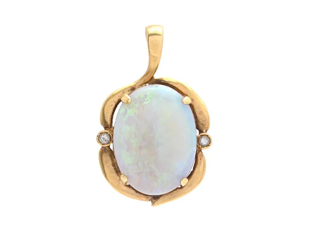 HÄNGE, 18K guld, opal, 2 briljantslipade diamanter ca 0,04 ctv höjd 25 mm, vikt 2,7 g.
