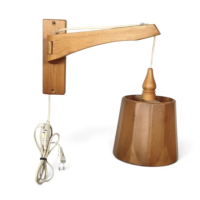 BENGT SLÖJDARE. Vägglampa, furu, signerad.