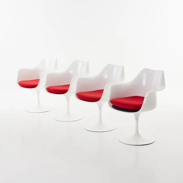 EERO SAARINEN. "Tulip", stolar, 4 st, för Knoll, formgivna år 1956, glasfiberförstärkt vit plast med vitlackerad centralfot i aluminium, lösa sittplymåer, märkt på undersidan av foten Knoll International.