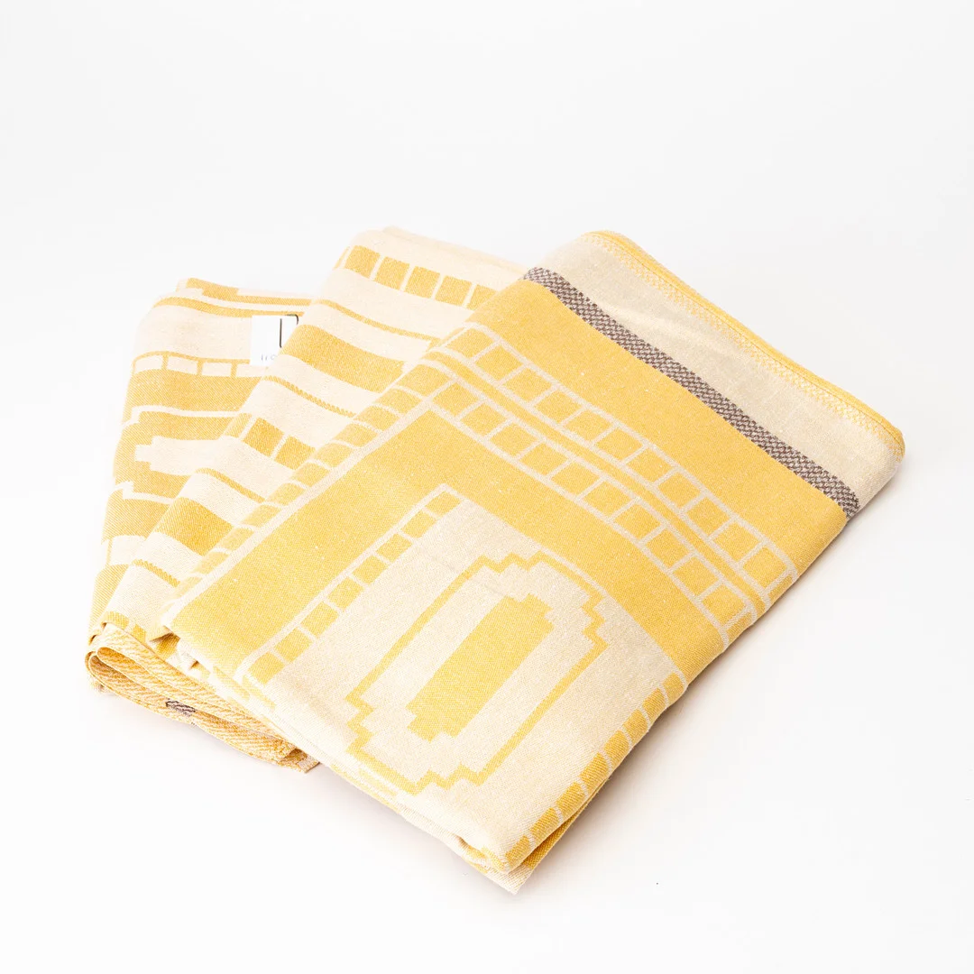 ELSA GULLBERG. Dukar, 3 st, linnedamast, troligen formgivna för Almedahls, 1930/40-tal. — Vintage & Designer Fashion — Auktionshuset Kolonn