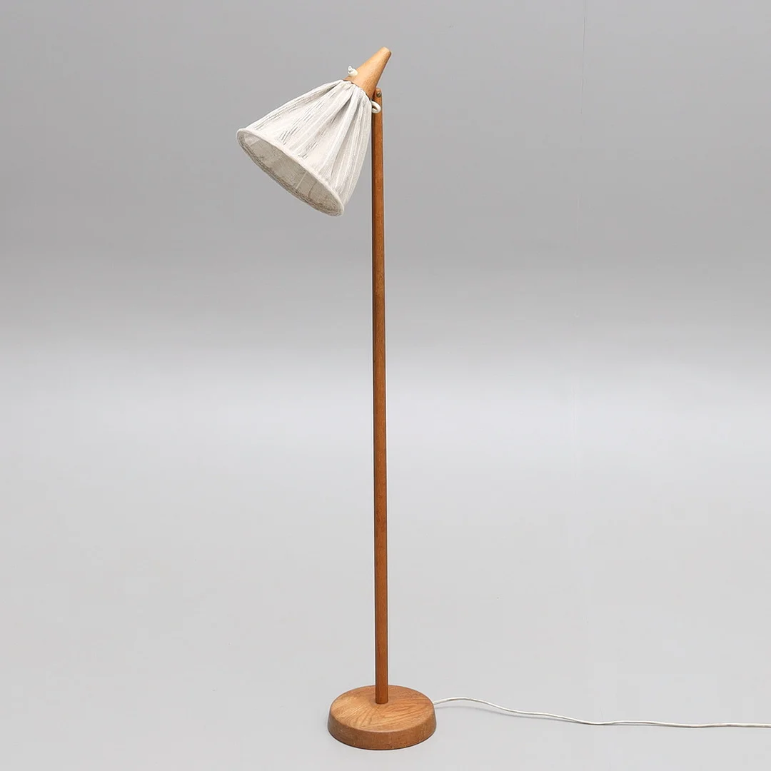 UNO & ÖSTEN KRISTIANSSON, golvlampa, teak, skärm i linnetyg, Luxus, Vittsjö, 1960-tal. — Floor lights — Auktionsmagasinet Vänersborg