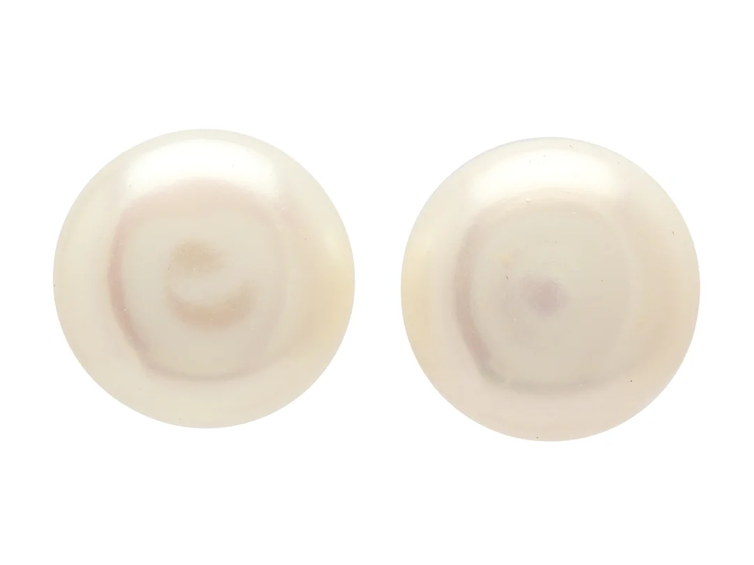 PÄRLÖRHÄNGEN, odlade boutonformade sötvattenspärlor ca 11,4 mm, vikt 4,1 g, stift. — Smycken/Pärlörhängen — Kaplans