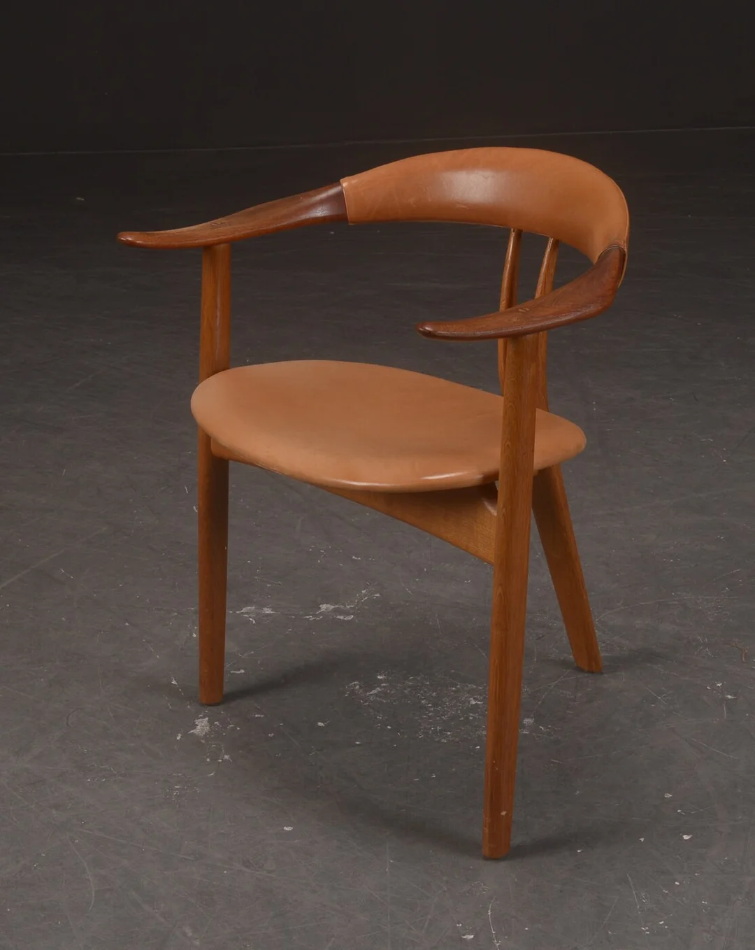 Arne Hovmand-Olsen . Trebenet armstol model 308 — Furniture/Lounge chairs — Lauritz