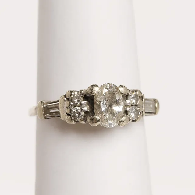 RING, 18 k vitguld, cabochon slipad diamant.