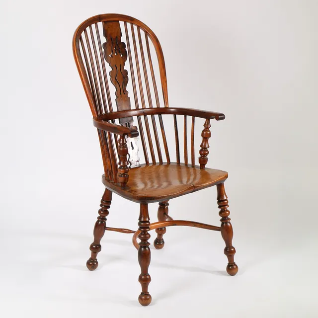A 19TH CENTURY YEW AND ELM WINDSOR CHAIR.