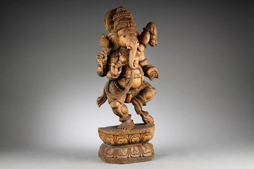 Ganesha. Indisk gudefigur af udskåret og bemalet træ. 1900-tallet — Hobby and collectibles/Asian art — Lauritz