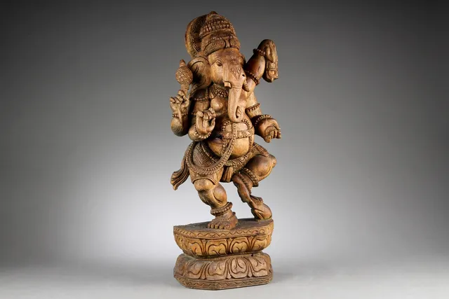 Ganesha. Indisk gudefigur af udskåret og bemalet træ. 1900-tallet