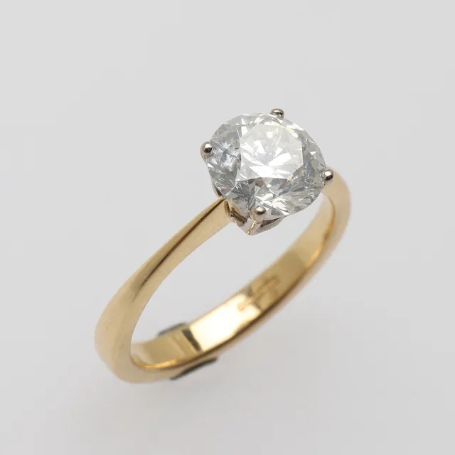 SOLITÄRRING MED DIAMANT.